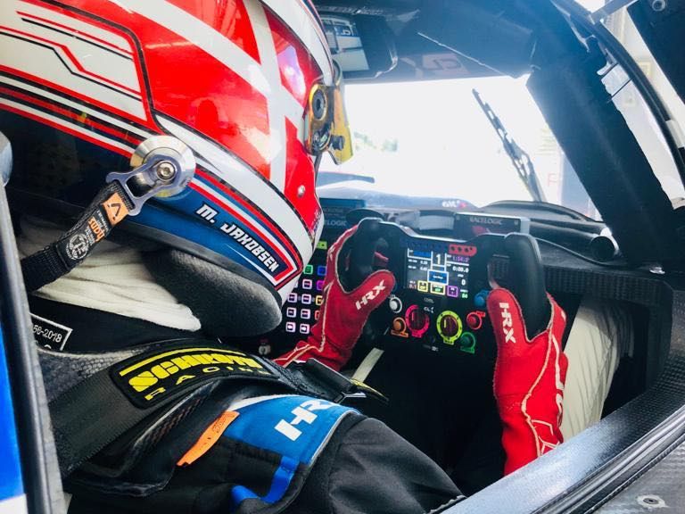 Malthe er klar bag skrivebordet hos COOL Racing.